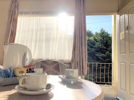 Roupas de cama premium, escrivaninha, ferros/tábuas de passar roupa