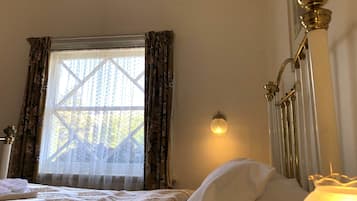 Premium bedding, desk, iron/ironing board, free WiFi