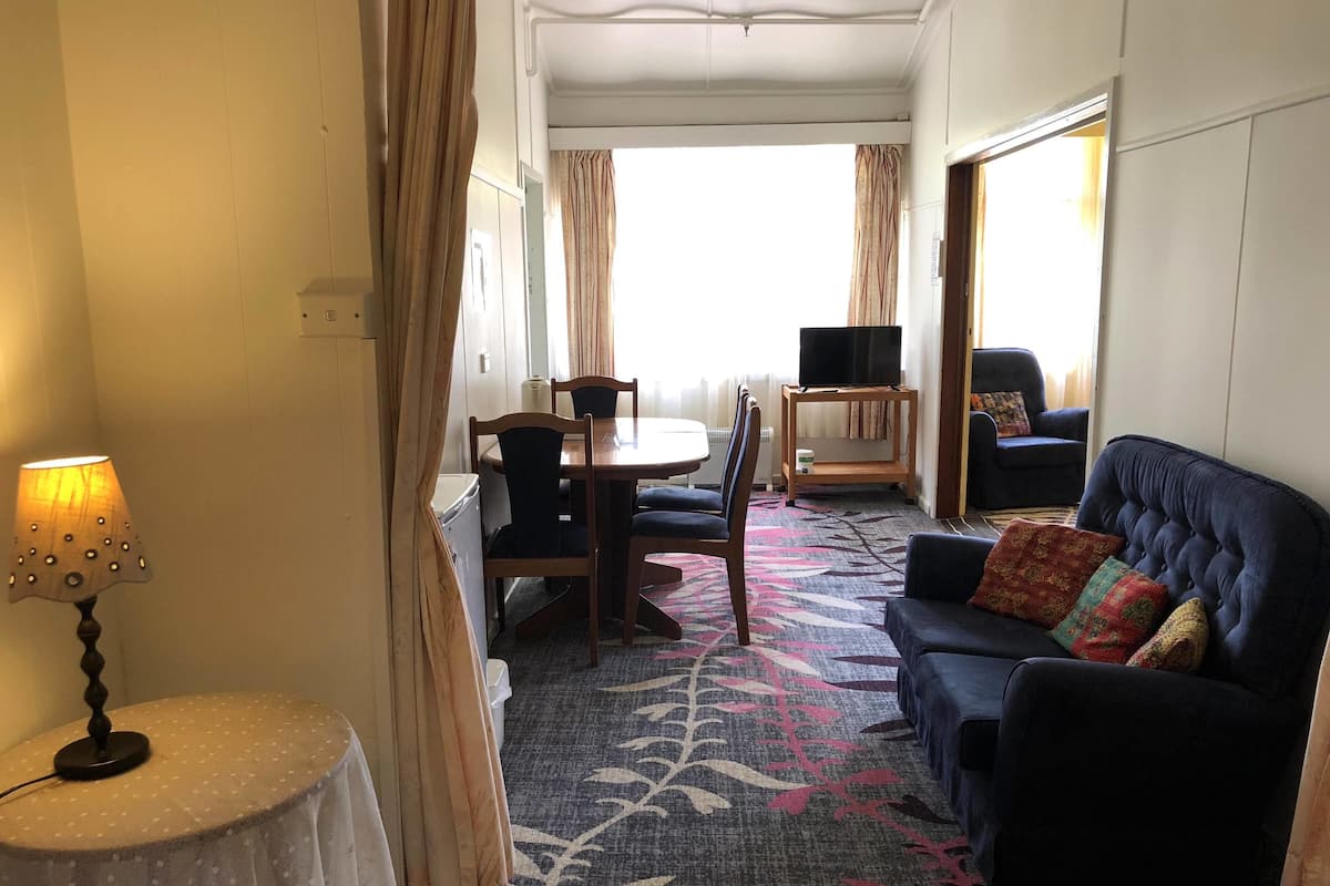 Familiekamer, meerdere bedden | 1 slaapkamer, luxe beddengoed, een bureau, een strijkplank/strijkijzer