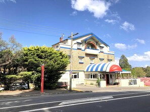 Property entrance - Clarendon Motel and Guesthouse (Katoomba)