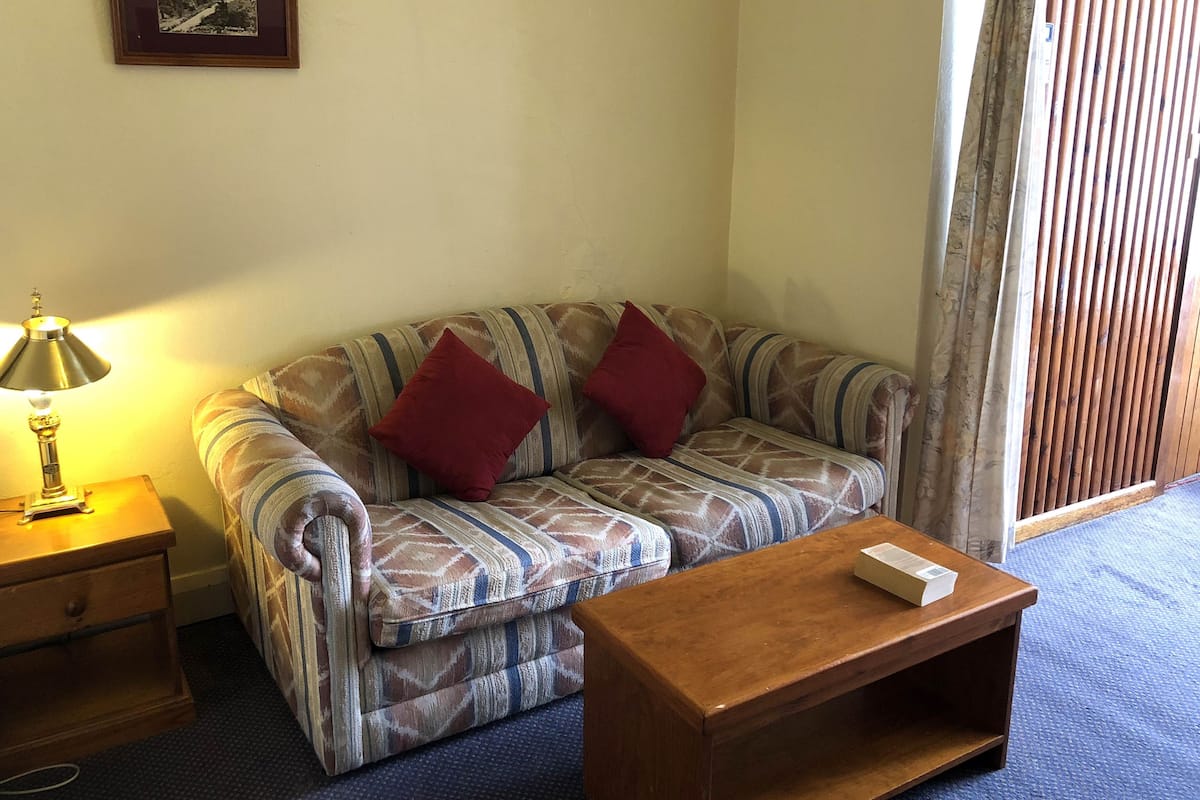 Klassieke kamer | 1 slaapkamer, luxe beddengoed, een bureau, een strijkplank/strijkijzer