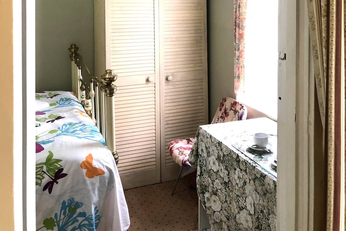 1 slaapkamer, luxe beddengoed, een bureau, een strijkplank/strijkijzer