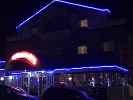 Fachada da propriedade à noite
