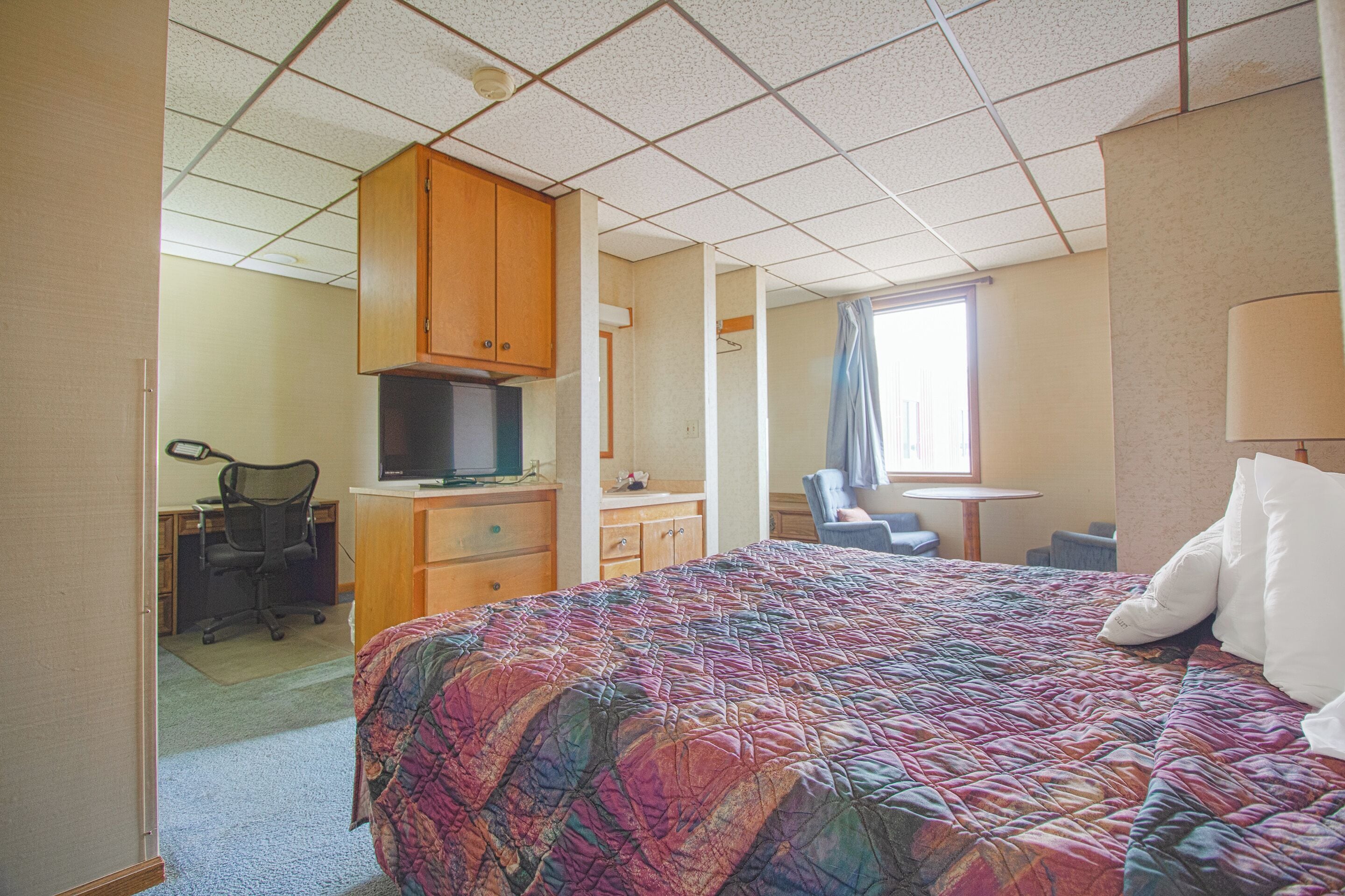 Room, 1 King Bed, Kitchenette | Premium bedding, pillowtop beds, blackout drapes, iron/ironing board