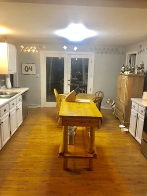 Casa, varias camas | Cocina privada | Refrigerador, microondas, parrilla de estufa y cafetera y tetera