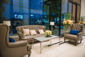 Lobby sitting area - Supawimol Mansion (Thanyaburi)