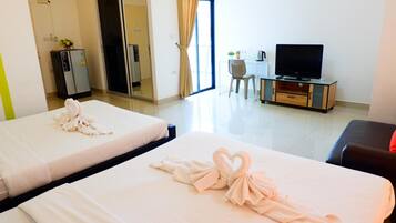 Escritorio, cortinas blackout, wifi gratis y ropa de cama