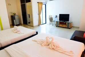 Desk, blackout drapes, free WiFi, bed sheets - Supawimol Mansion (Thanyaburi)