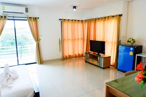 32-inch LED TV with cable channels, TV - Supawimol Mansion (Thanyaburi)