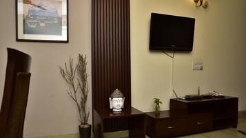 Woodpecker Apartment 2 Bedroom Service Apartment | Living area | Flat-screen TV