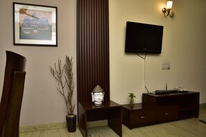 Woodpecker Apartment 2 Bedroom Service Apartment | Oleskelualue | Taulutelevisio