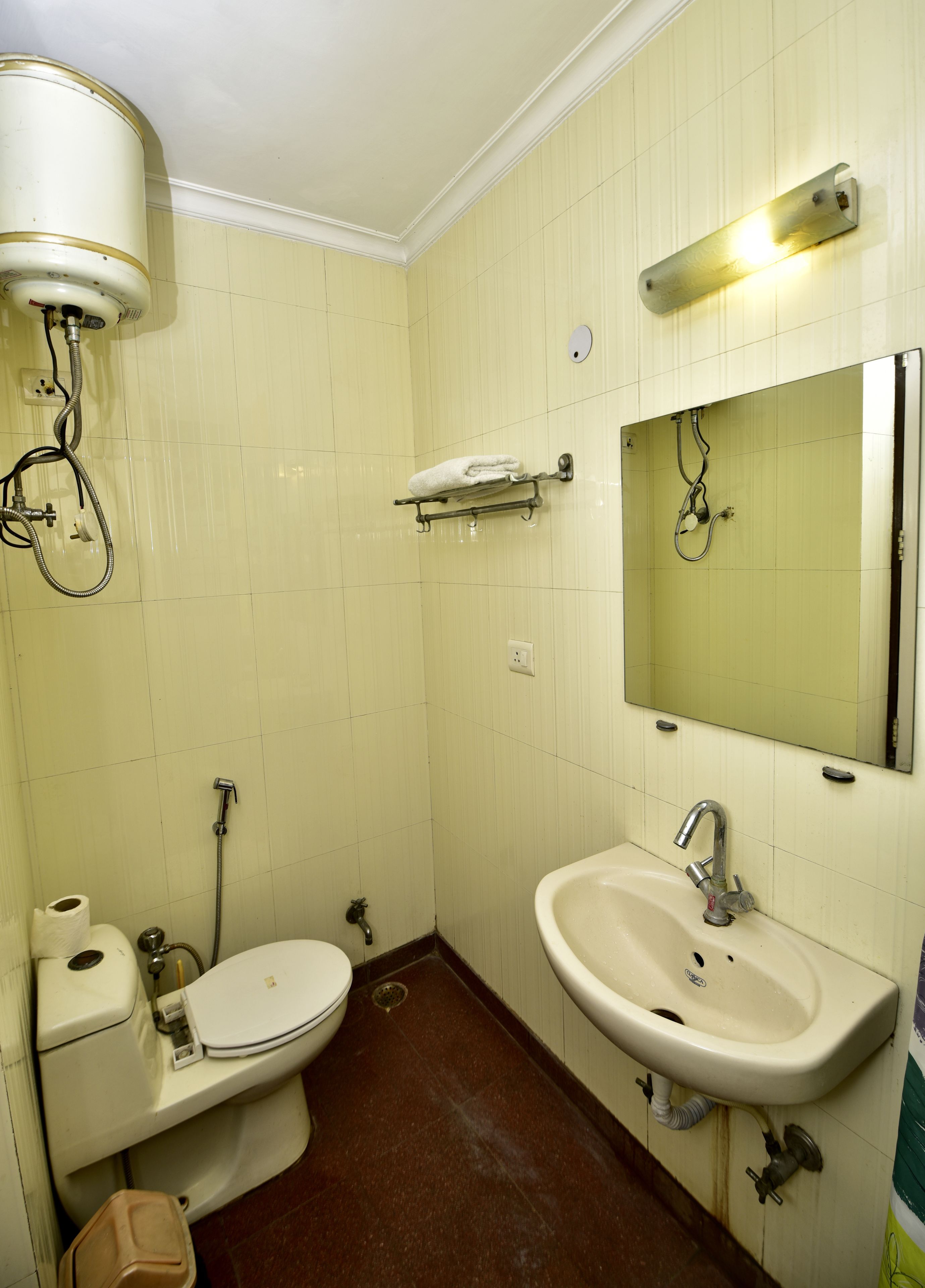 Un baño con inodoro, lavamanos y ducha.