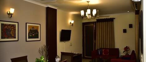 Woodpecker Apartment 2 Bedroom Service Apartment | Oleskelualue | Taulutelevisio