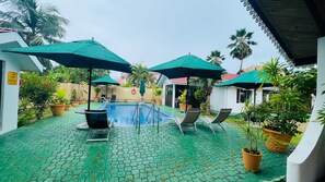 Outdoor pool, pool umbrellas, sun loungers - Villa Caballero Luxury Chalets (Mahé Island)