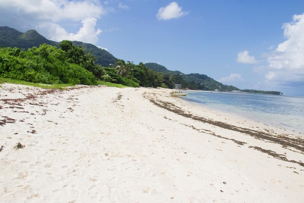 Di pantai dan handuk pantai