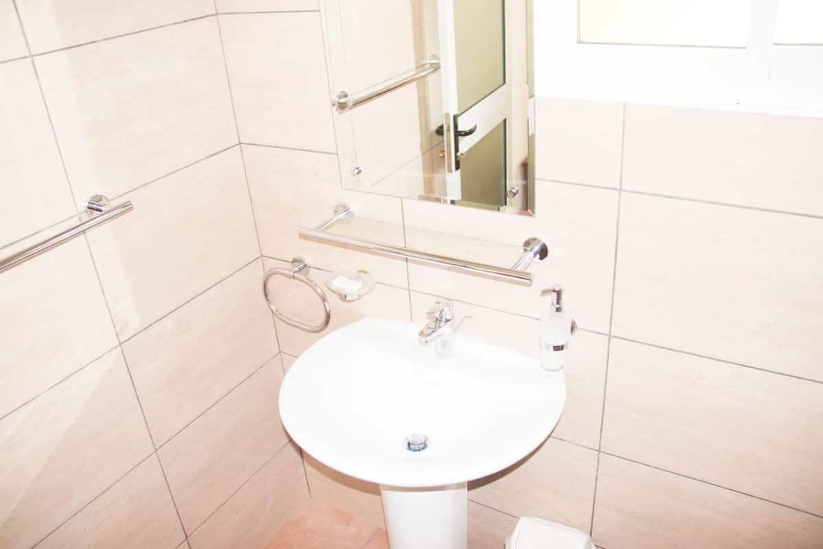 Junior-huone, 1 parisänky, esteetön | Kylpyhuone | Suihku, sadesuihkupää, ilmaiset hygieniatuotteet, hiustenkuivaaja