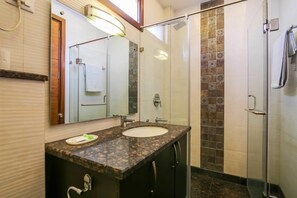 Appartement, 3 chambres | Lavabo de la salle de bain