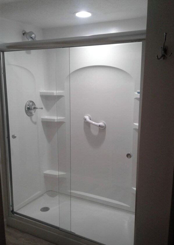 Combined shower/tub, towels, soap, shampoo