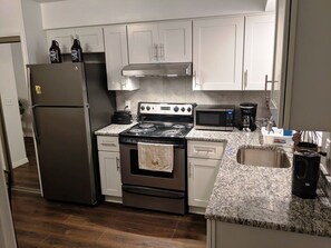 Frigorifero, microonde, forno, piano cottura