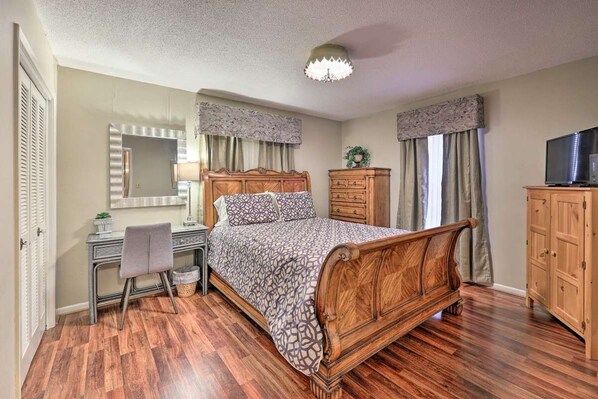 6 bedrooms, iron/ironing board, free WiFi, bed sheets - Abbie's Place Pine Bluff, Near Saracen Casino and Downtown Pine Bluff. (Pine Bluff)