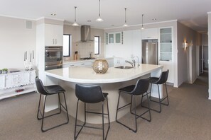 Réfrigérateur, micro-ondes, four, lave-vaisselle