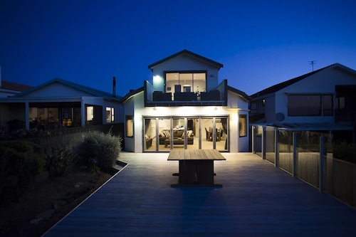 Luxury Waterfront Escape in New Plymouth