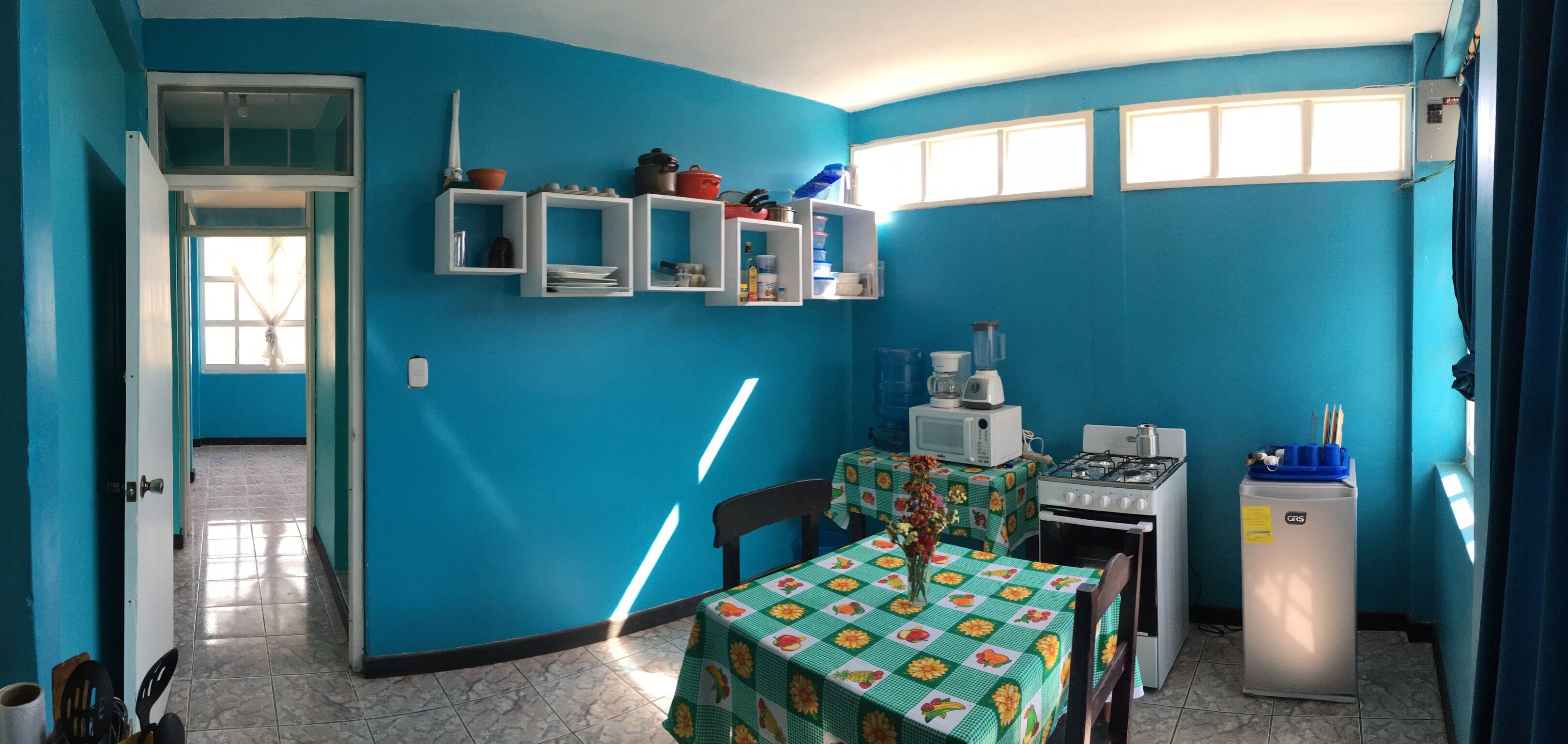 Refrigerador, microondas, horno y cafetera y tetera 