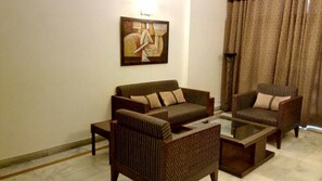 Standard-Doppelzimmer | Sitzecke in der Lobby