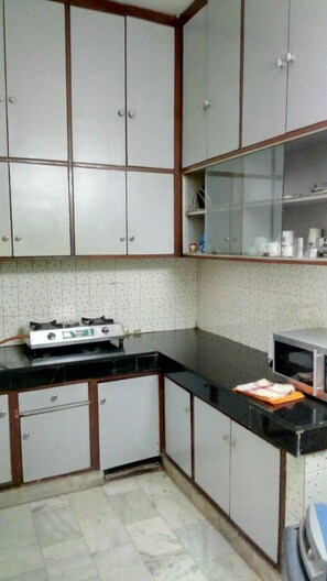 Dobbeltrom – standard | Eget tekjøkken | Kjøleskap, mikrobølgeovn, ovn og kokeplater