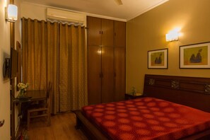 Standard-Doppelzimmer | Individuell dekoriert, individuell eingerichtet, Schreibtisch