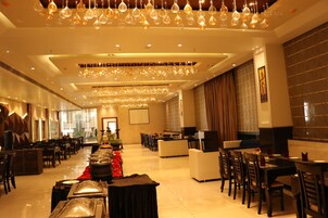 每日供应自助式早餐（每人 INR 350）