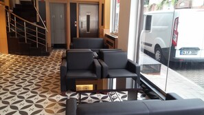 بوفيه فطور مجانًا يوميًا