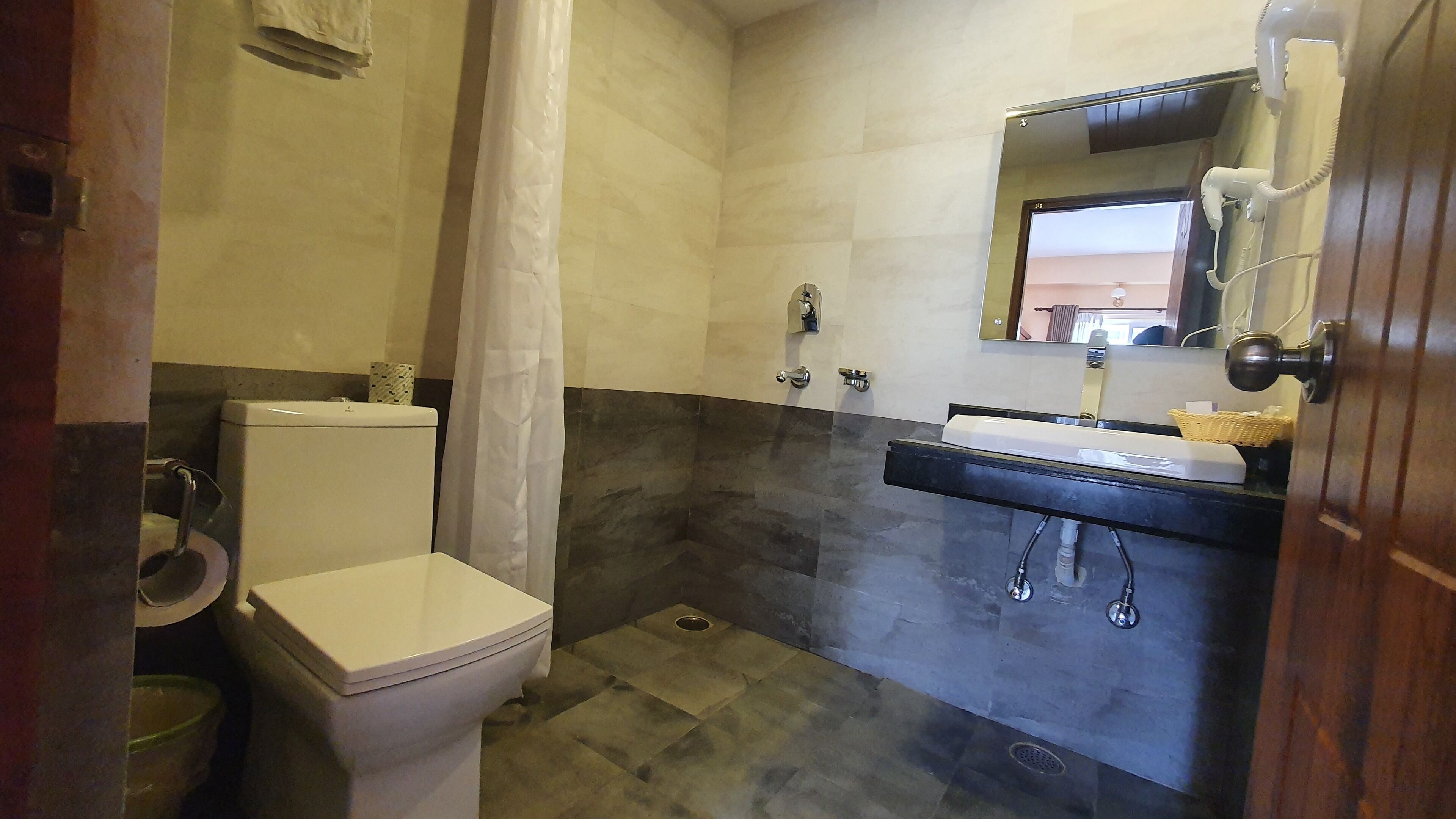 deluxe double room, 1 king bed, mountain view | bathroom | shower, rainfall showerhead, free toiletries, hair dryer