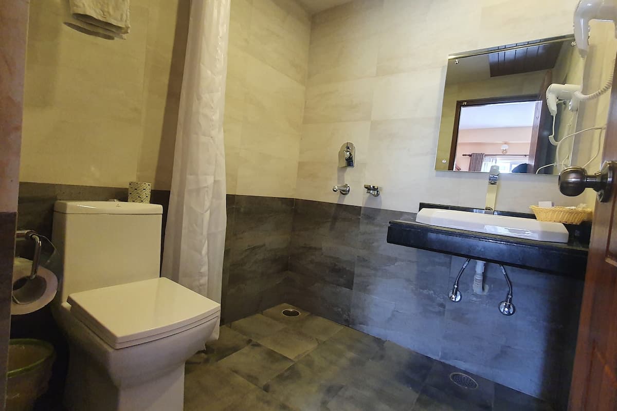 deluxe double room, 1 king bed, mountain view | bathroom | shower, rainfall showerhead, free toiletries, hair dryer