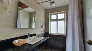 Family Room, Lake View | Bathroom | Shower, rainfall showerhead, free toiletries, hair dryer - Hotel Lake Shore (Pokhara)