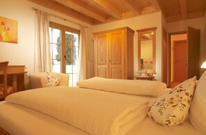 客房内保险箱、办公桌、熨斗/熨板、免费 WiFi