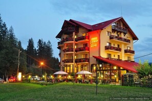 Fassade der Unterkunft – Abend/Nacht