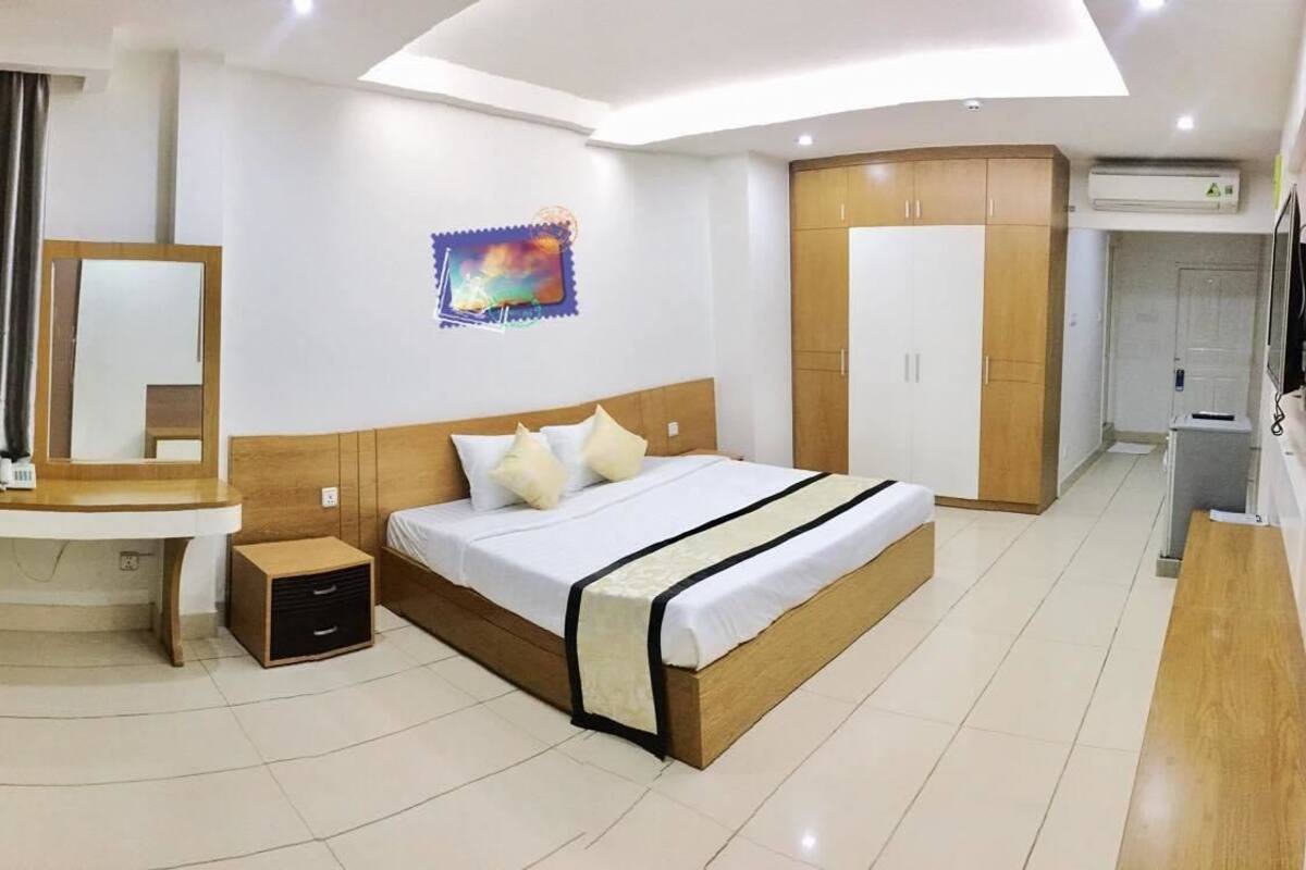 Chambre luxueuse (King) | Literie de qualité, minibar, coffre-fort, rideaux d’obscurcissement
