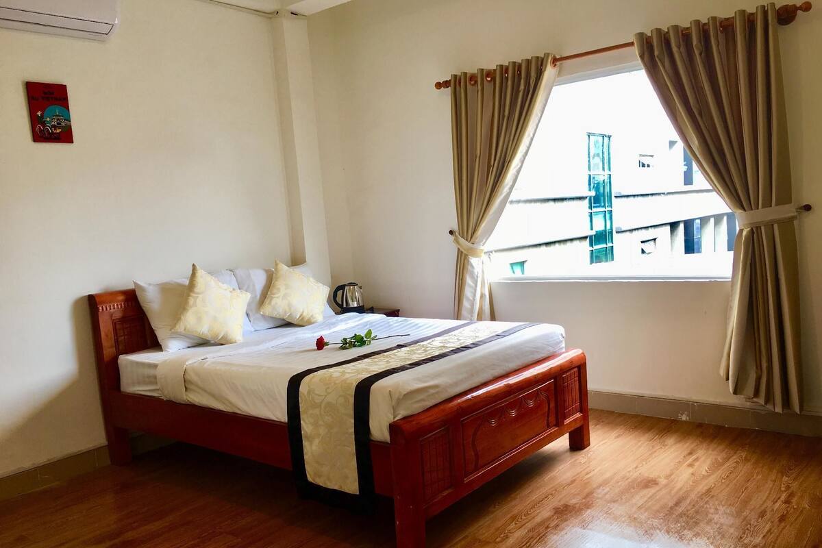 Chambre Confort double ou avec lits jumeaux | Literie de qualité, minibar, coffre-fort, rideaux d’obscurcissement