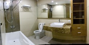 Hydromassage showerhead, free toiletries, hair dryer, slippers