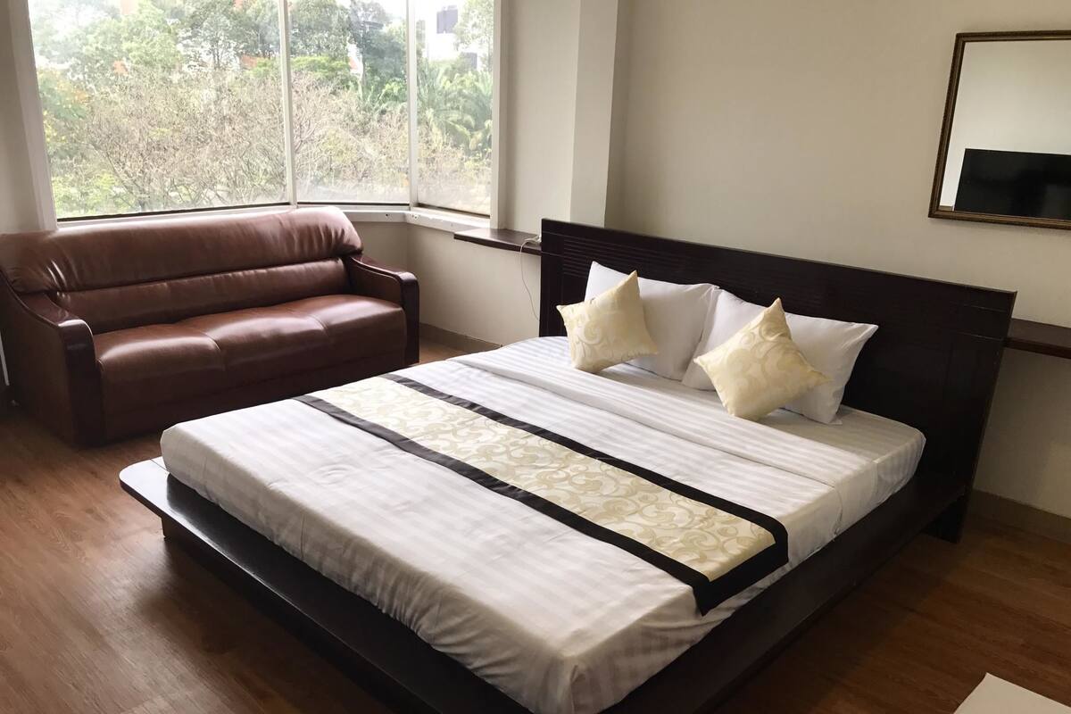 Chambre supérieure double ou avec lits jumeaux, vue sur le parc | Literie de qualité, minibar, coffre-fort, rideaux d’obscurcissement