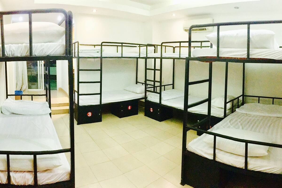 Dortoir partagé Confort, mixte (Bed in 8-Bed) | Literie de qualité, minibar, coffre-fort, rideaux d’obscurcissement