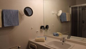 Shower, hair dryer, towels - Hotel Post Rosbach (Rosbach vor der Hoehe)