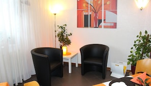 Bàn, nôi/giường cho trẻ sơ sinh (phụ phí)