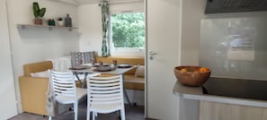 Mobil-home Confort 4/6 pers | Coin séjour | Télévision à écran plat de 10 pouces avec chaßnes numériques, télévision