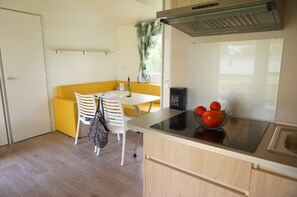 Husvogn – comfort, 2 soverom | Eget kjøkken | Kjøleskap, mikrobølgeovn, kokeplater og kaffetrakter/tekoker