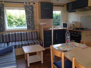 Mobil Karavan, Bebas Asap Rokok (4-6 People ) | Area keluarga | TV