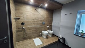 Superior Quadruple Room | Bathroom | Shower, towels - Tre Stelle al Duomo (Catania)