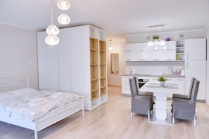 Desk, soundproofing, iron/ironing board, free WiFi - City Aparthotel (Szczecin)