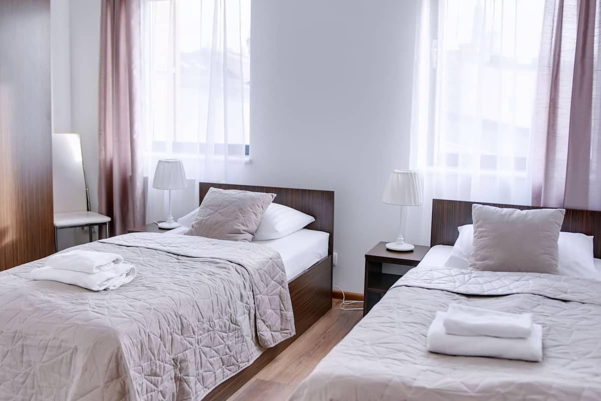 Schreibtisch, schallisolierte Zimmer, Bügeleisen/Bügelbrett